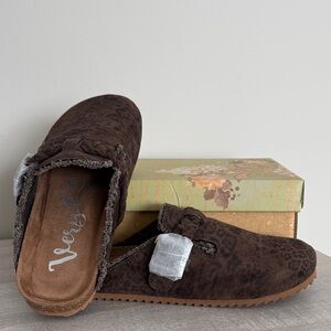 BRAND NEW Brown Leopard Clogs Size 7.5